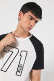 Camiseta unicolor con arte college y manga ranglan corta