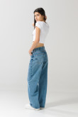 Jean tiro medio baggy azul con bota ancha y bolsillos