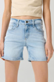 Short tiro medio en jean azul claro con bolsillos