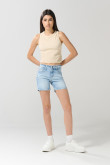 Short tiro medio en jean azul claro con bolsillos