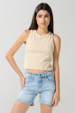 Short tiro medio en jean azul claro con bolsillos