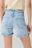 Short tiro medio en jean azul claro con bolsillos