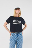 Camiseta unicolor con estampado college crop top