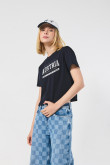 Camiseta unicolor con estampado college crop top