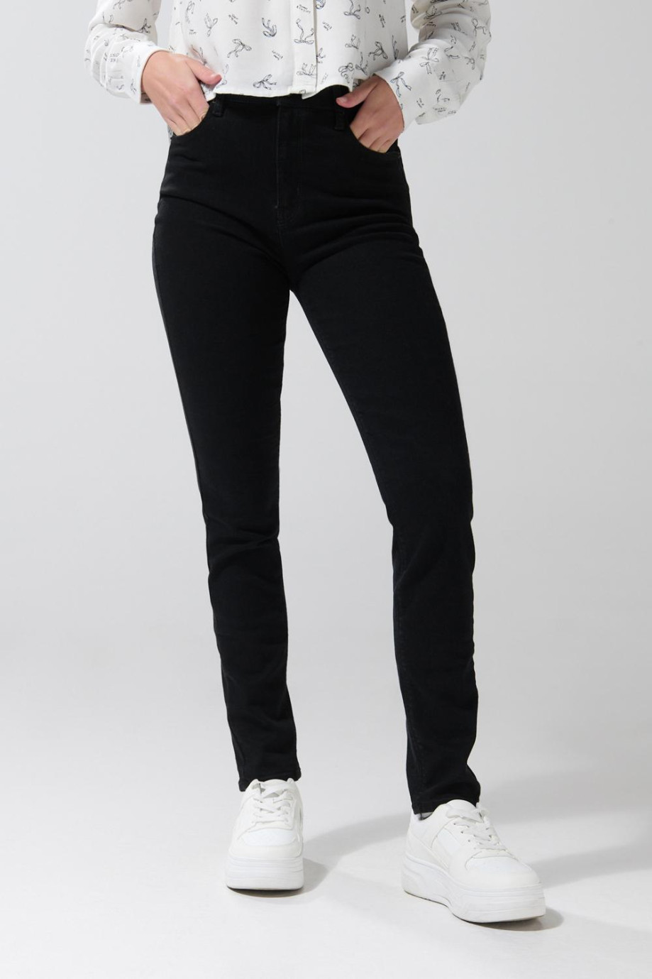 Jean negro jegging ajustado con bolsillos y súper tiro alto