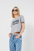 Camiseta unicolor con estampado college crop top