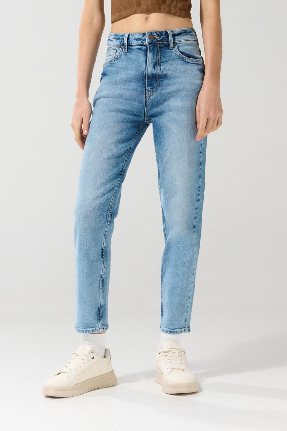 Jean mom súper tiro alto azul claro con desgastes