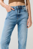 Jean mom súper tiro alto azul claro con desgastes