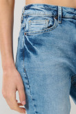 Jean mom súper tiro alto azul claro con desgastes