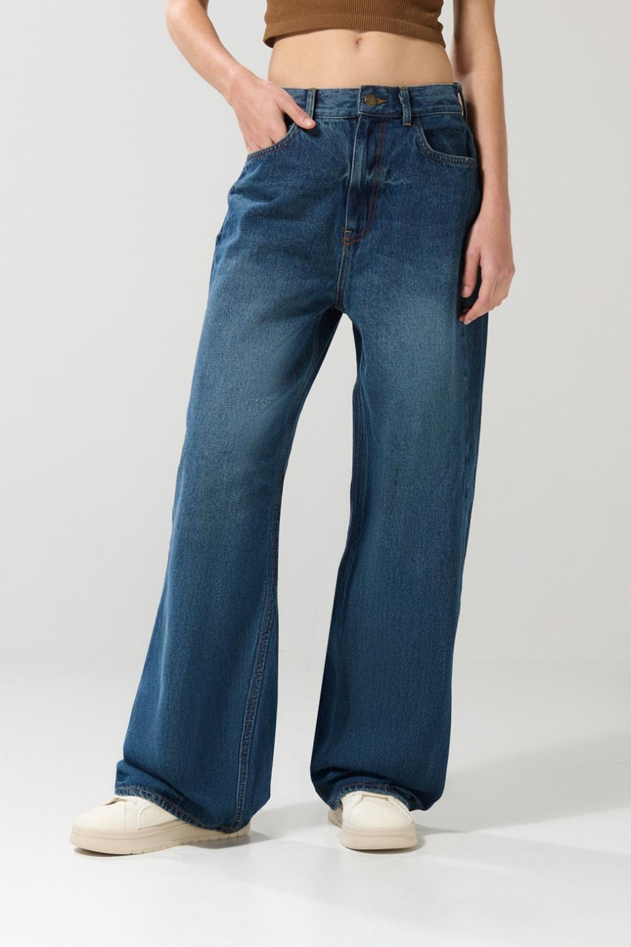 Jean baggy azul tiro medio con cremallera y bota ancha