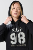 Buzo unicolor oversize college con capota y bolsillo