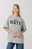 Camiseta oversize cuello redondo unicolor con texto college