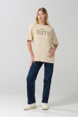 Camiseta oversize cuello redondo unicolor con texto college