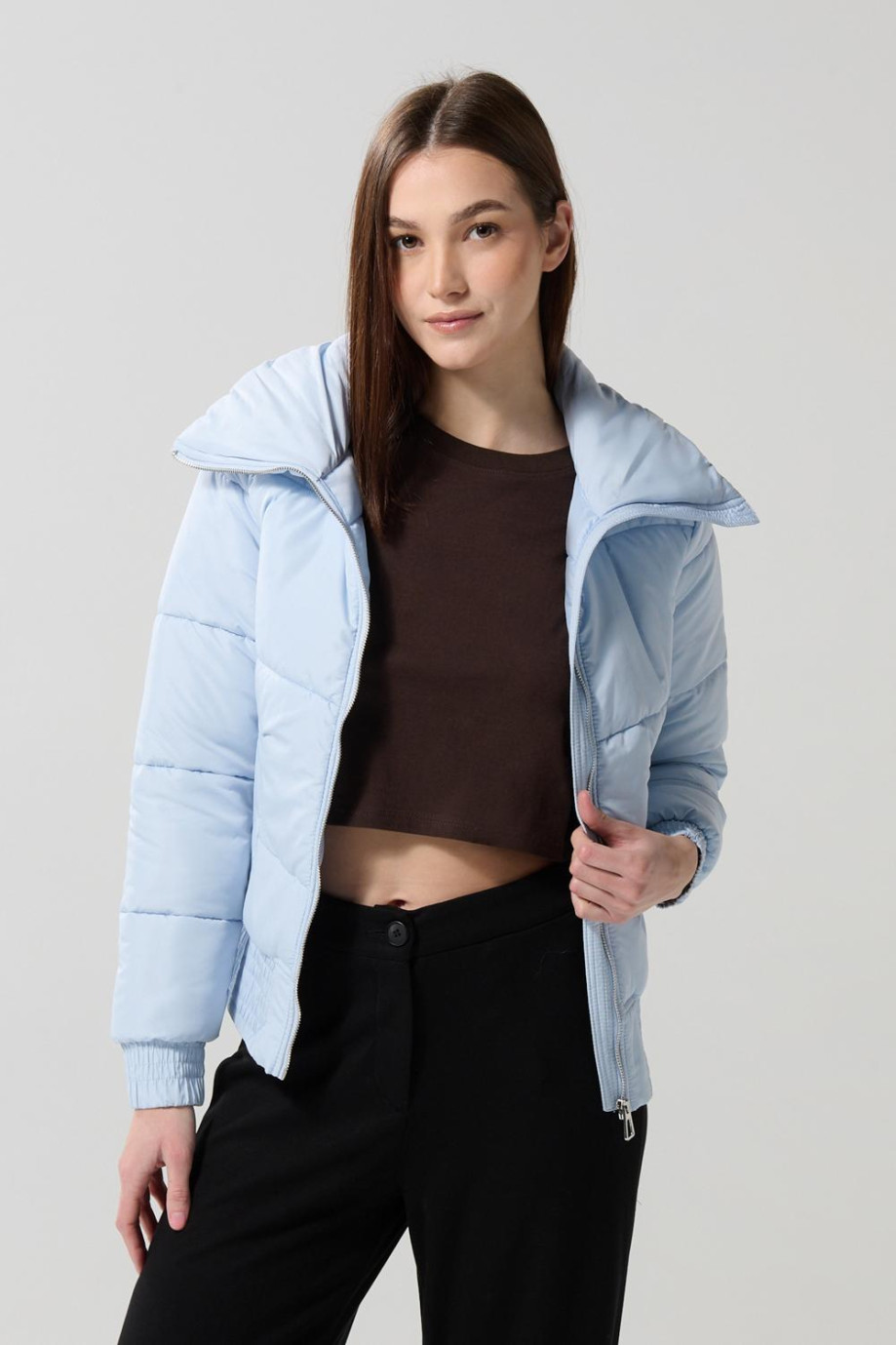 Chaqueta acolchada unicolor con cremallera y cuello alto
