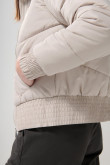 Chaqueta acolchada unicolor con cremallera y cuello alto