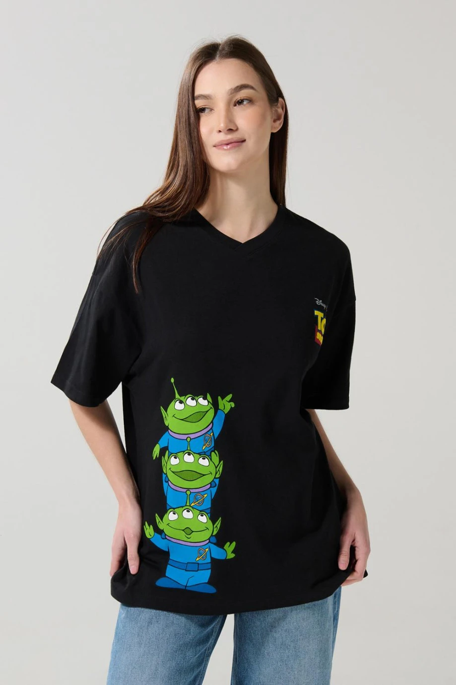 Camiseta oversize cuello V negra con arte de Toy Story