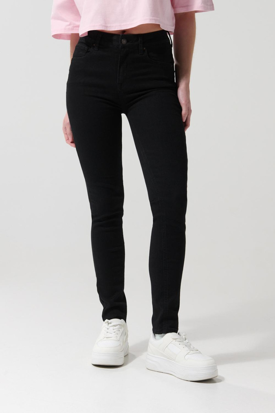 Jean push up negro con tiro alto, bolsillos y realce