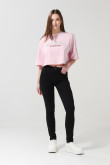 Jean push up negro con tiro alto, bolsillos y realce