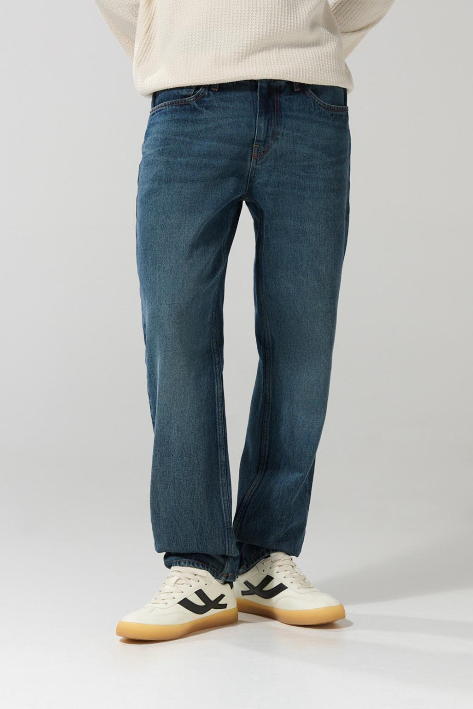 Jean azul tipo 90´S con bota recta, bolsillos y tiro bajo