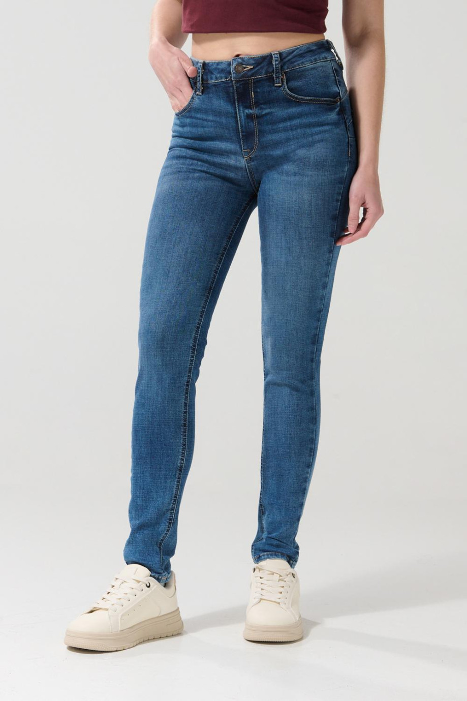 Jean push up tiro alto azul claro con realce y desgastes