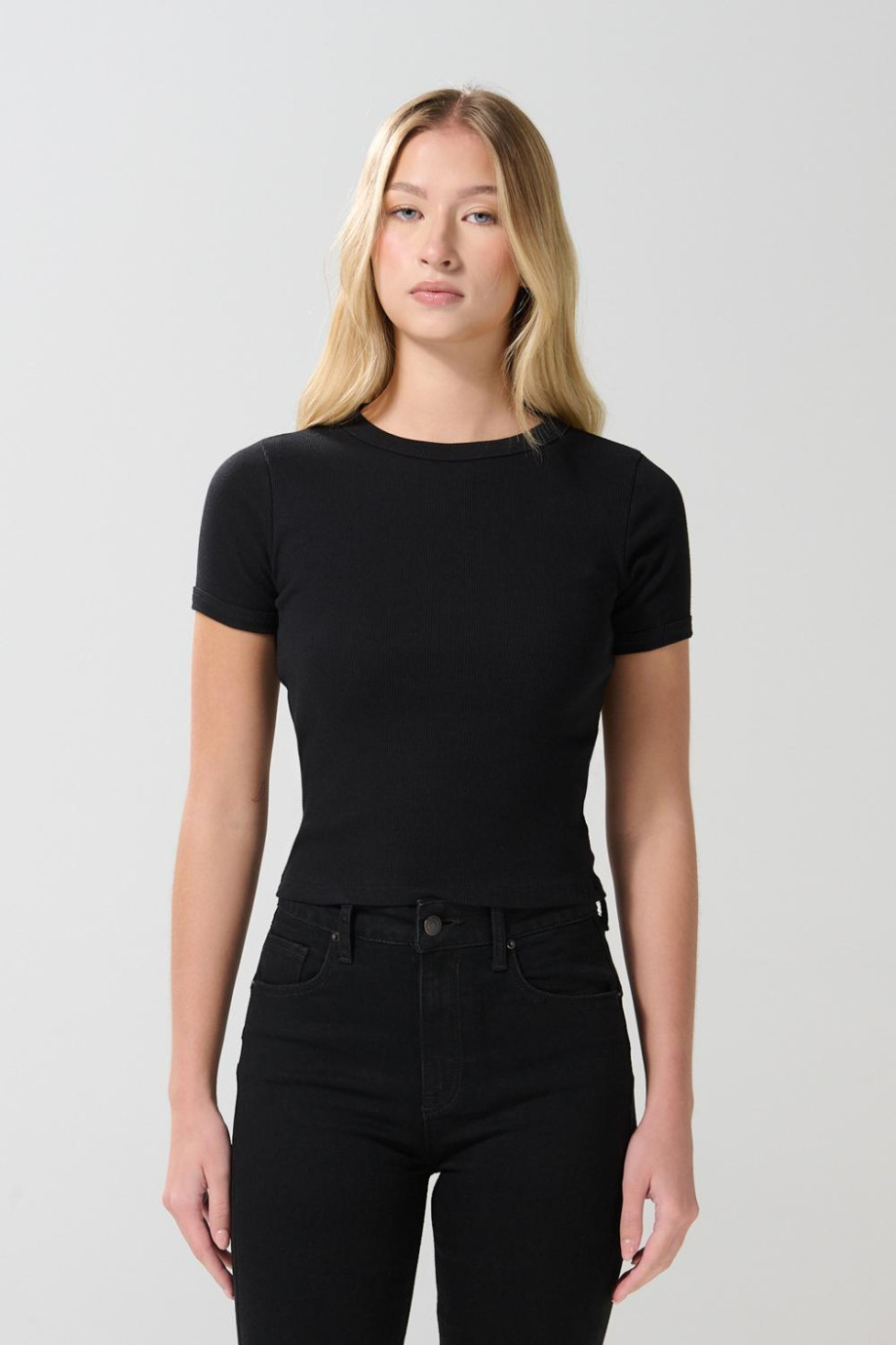 Camiseta unicolor con cuello redondo y texturas de canal