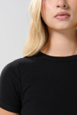 Camiseta unicolor con cuello redondo y texturas de canal