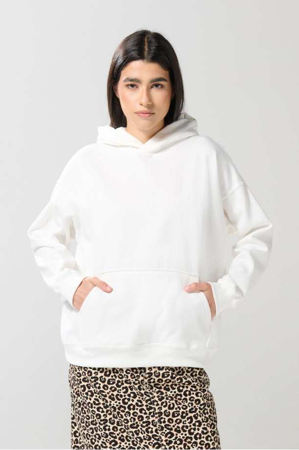 Buzo unicolor perchado con bolsillo y capota oversize