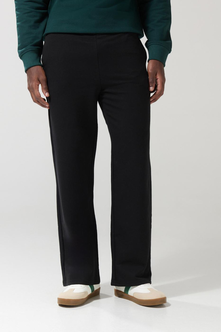 Pantalón unicolor jogger con bolsillos y bota recta
