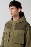 Chaqueta unicolor liviana con bolsillos y capota