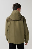 Chaqueta unicolor liviana con bolsillos y capota