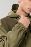 Chaqueta unicolor liviana con bolsillos y capota