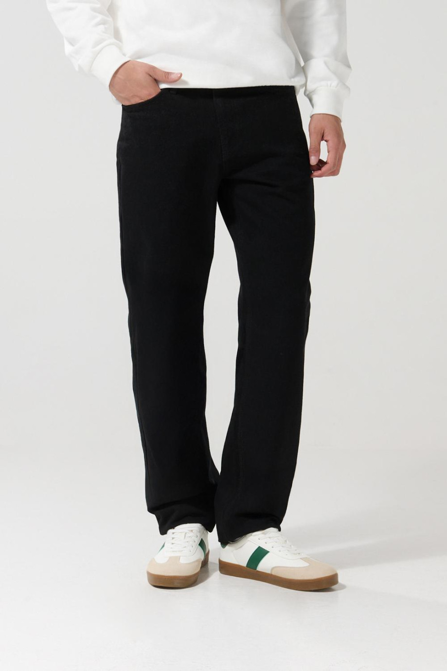 Jean 90´S tiro bajo con bota recta negro y bolsillos