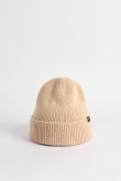 Gorro tejido kaki claro con marquilla decorativa negra
