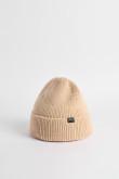 Gorro tejido kaki claro con marquilla decorativa negra