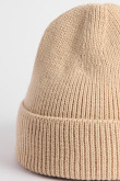 Gorro tejido kaki claro con marquilla decorativa negra