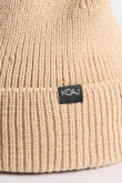 Gorro tejido kaki claro con marquilla decorativa negra