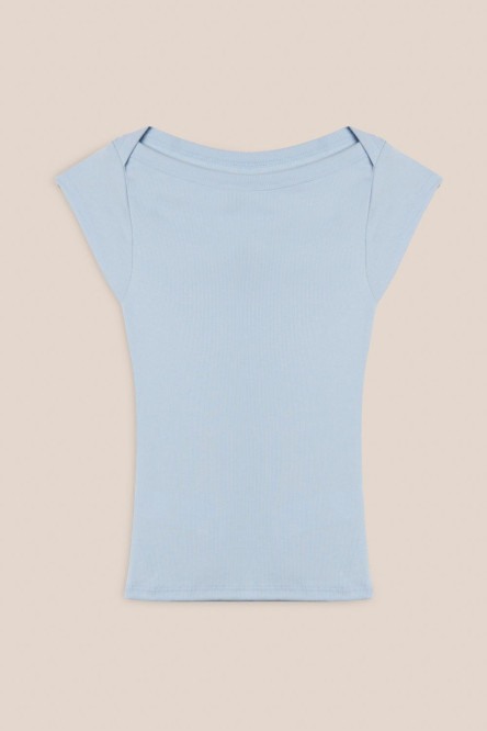 Camiseta ajustada cuello bandeja unicolor y manga corta