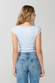 Camiseta ajustada cuello bandeja unicolor y manga corta