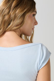 Camiseta ajustada cuello bandeja unicolor y manga corta