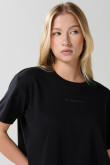 Camiseta unicolor crop top con texto minimalista