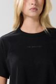 Camiseta unicolor crop top con texto minimalista