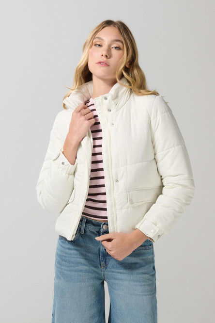 Chaqueta unicolor acolchada con cuello alto y capota