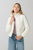 Chaqueta unicolor acolchada con cuello alto y capota