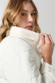 Chaqueta unicolor acolchada con cuello alto y capota