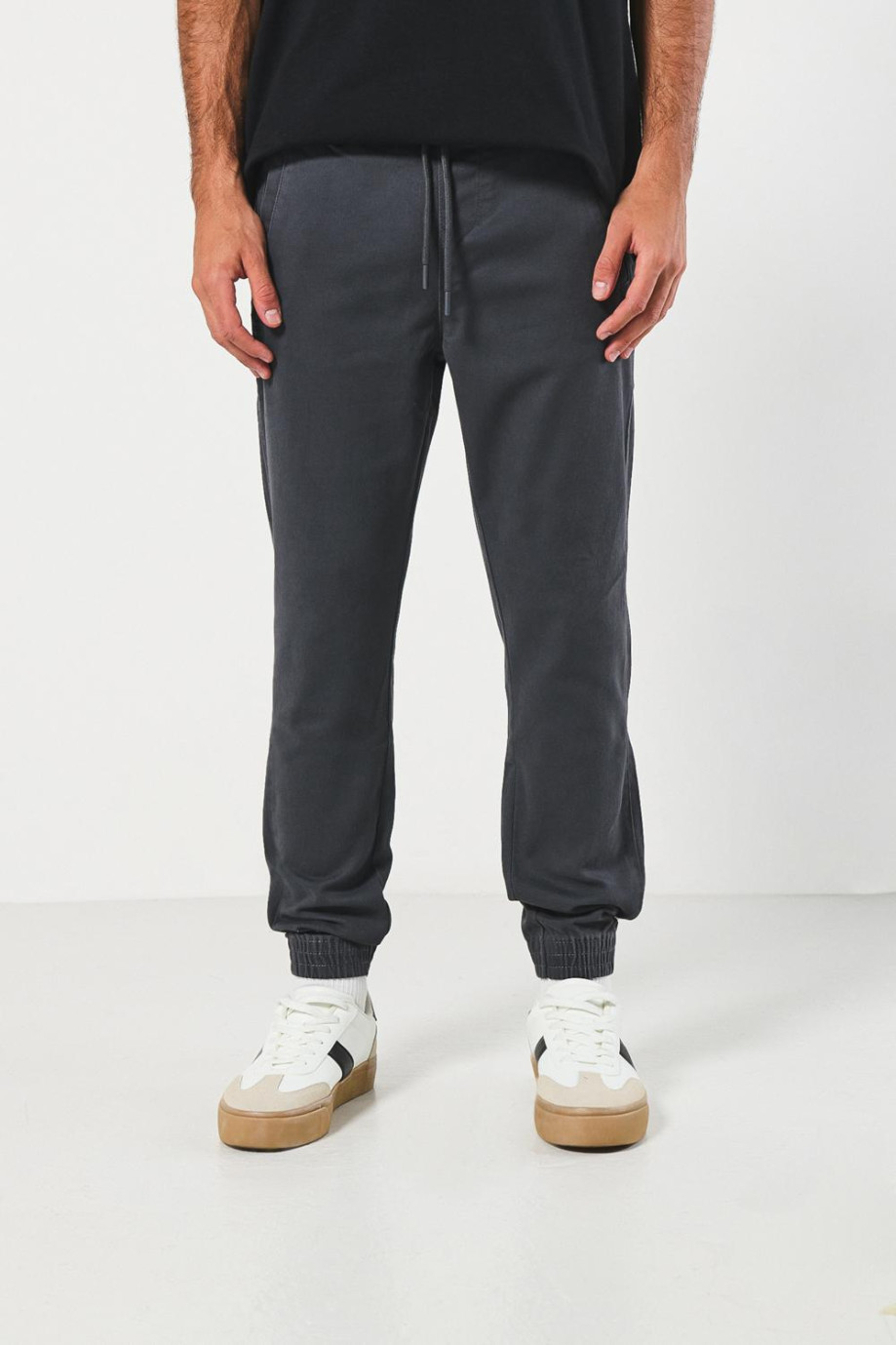 Pantalón jogger unicolor con bolsillos de ribete laterales