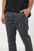 Pantalón jogger unicolor con bolsillos de ribete laterales