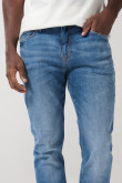 Jean azul claro tipo slim con ajuste ceñido y tiro bajo