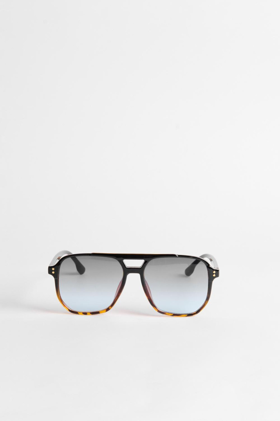 Gafas de sol negras tipo piloto con lentes en degradé