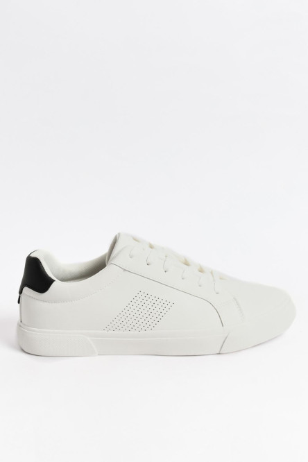 Tenis blancos casuales con contraste negro y perforaciones