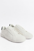 Tenis blancos casuales con contraste negro y perforaciones